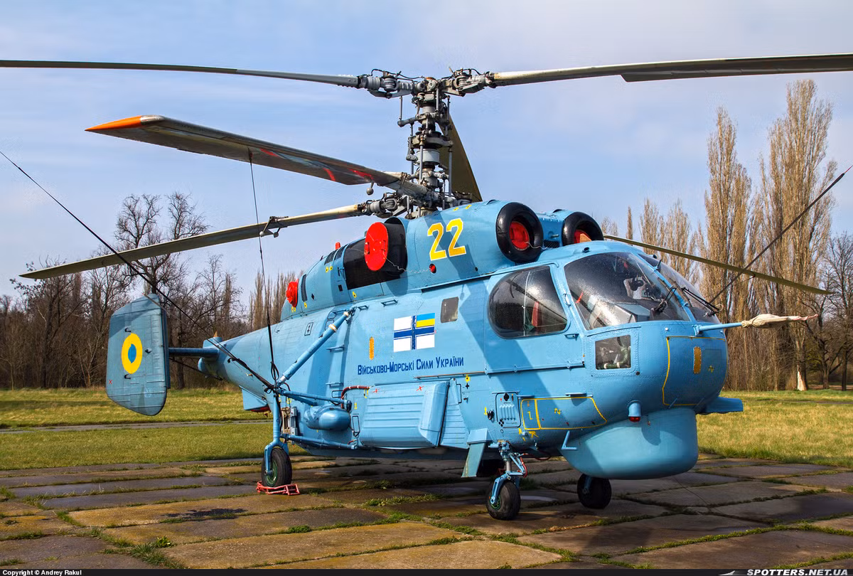 Ngoài ra còn có tới 20 máy bay trực thăng hạng nặng Mi-6, hơn 200 chiếc Mi-8 đa dụng và ít nhất 46 máy bay trực thăng hải quân (4 chiếc Ka-29, 16 chiếc Ka-27, 26 chiếc Mi-14P), chưa kể 30 chiếc Ka-25 thế hệ cũ.