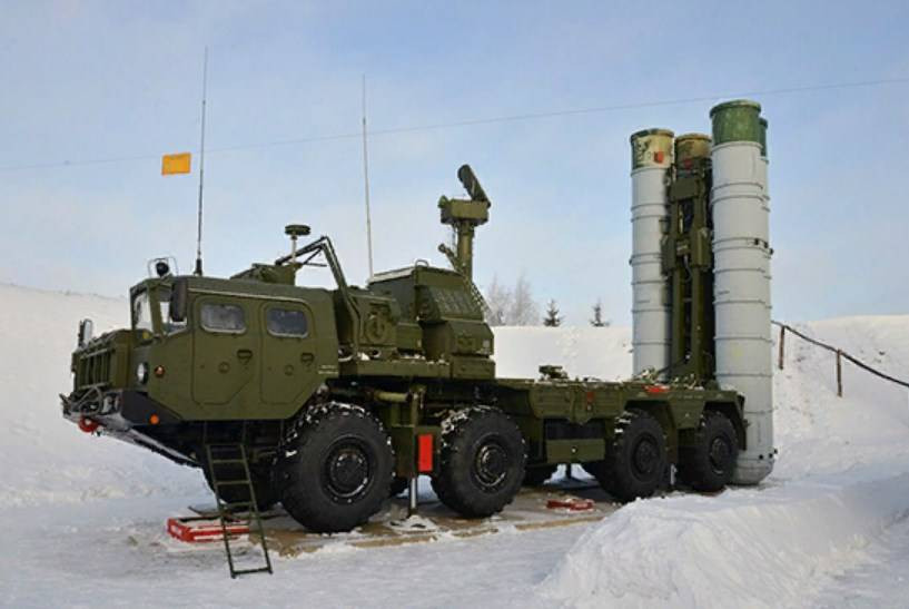 Hệ thống phòng không Ukraine cũng có khả năng chiến đấu rất cao. Ukraine được kế thừa 43 tiểu đoàn phòng không S-300PT/PS, 6 tiểu đoàn S-300V, 35 tiểu đoàn phòng không S-200, 23 tiểu đoàn tên lửa phòng không Buk, 29 tiểu đoàn tên lửa phòng không S-125, 37 tiểu đoàn tên lửa phòng không S-75, 27 tiểu đoàn tên lửa phòng không Krug, vài nghìn hệ thống phòng không tầm ngắn và pháo phòng không.