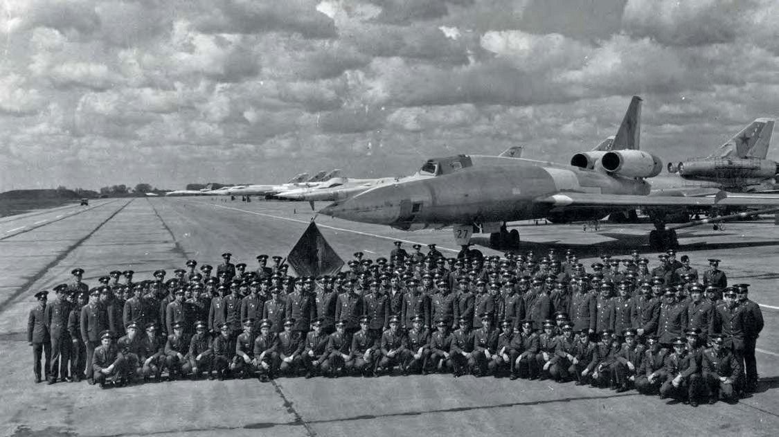 Sau khi Liên Xô tan rã, lực lượng vũ trang Ukraine được kế thừa sức mạnh không quân khổng lồ gồm 4 tập đoàn quân không quân, 10 sư đoàn không quân, 49 trung đoàn không quân, 2.800 nghìn máy bay và trực thăng, 8 lữ đoàn và 10 trung đoàn tên lửa phòng không.