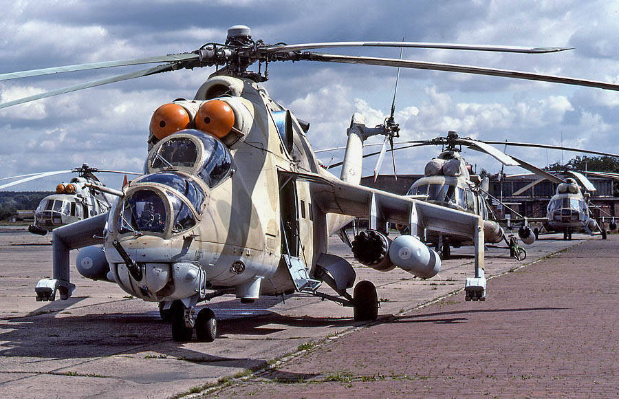 Cuối cùng là rất nhiều máy bay trực thăng từ quân đội và hải quân Liên Xô cũng được trang bị cho Ukraine. Đầu tiên là 274 máy bay trực thăng chiến đấu Mi-24 (bao gồm hơn 60 chiếc Mi-24RKhR/K và Mi-24A/D) cùng 25 chiếc Mi-26 vận tải hạng nặng.