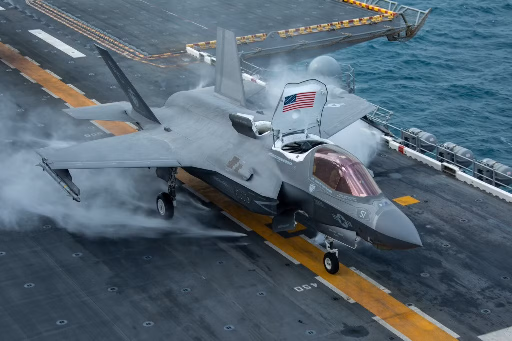 Cuối cùng là không quân Mỹ. F-35 và F-22 có chi phí hoạt động từ 32.000- 35.000 USD cho một giờ bay. Còn F/A 18 Super Hornet và F-16E Block 60 là 11.000 USD trên một giờ bay. F-15C là 23.000 USD.