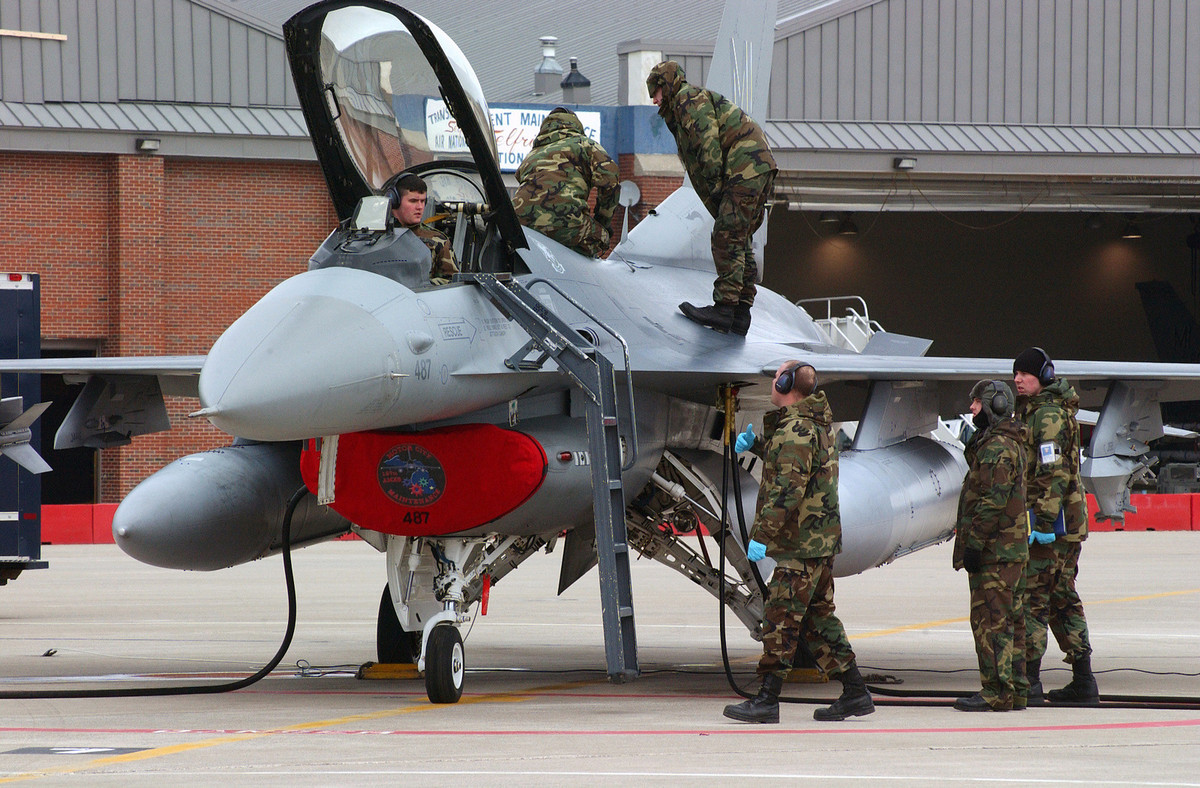 Tiếp theo là nguồn cung cấp tiêu hao, bao gồm vũ khí, đạn dược và các nguồn cung cấp khác. Thứ ba là việc vận hành và bảo trì. Một số máy bay rất “thân thiện” với việc bảo trì, ví dụ như chiến đấu cơ MiG-21. Mặt khác, một số có yêu cầu bảo trì rất cao như F-35 của Mỹ.