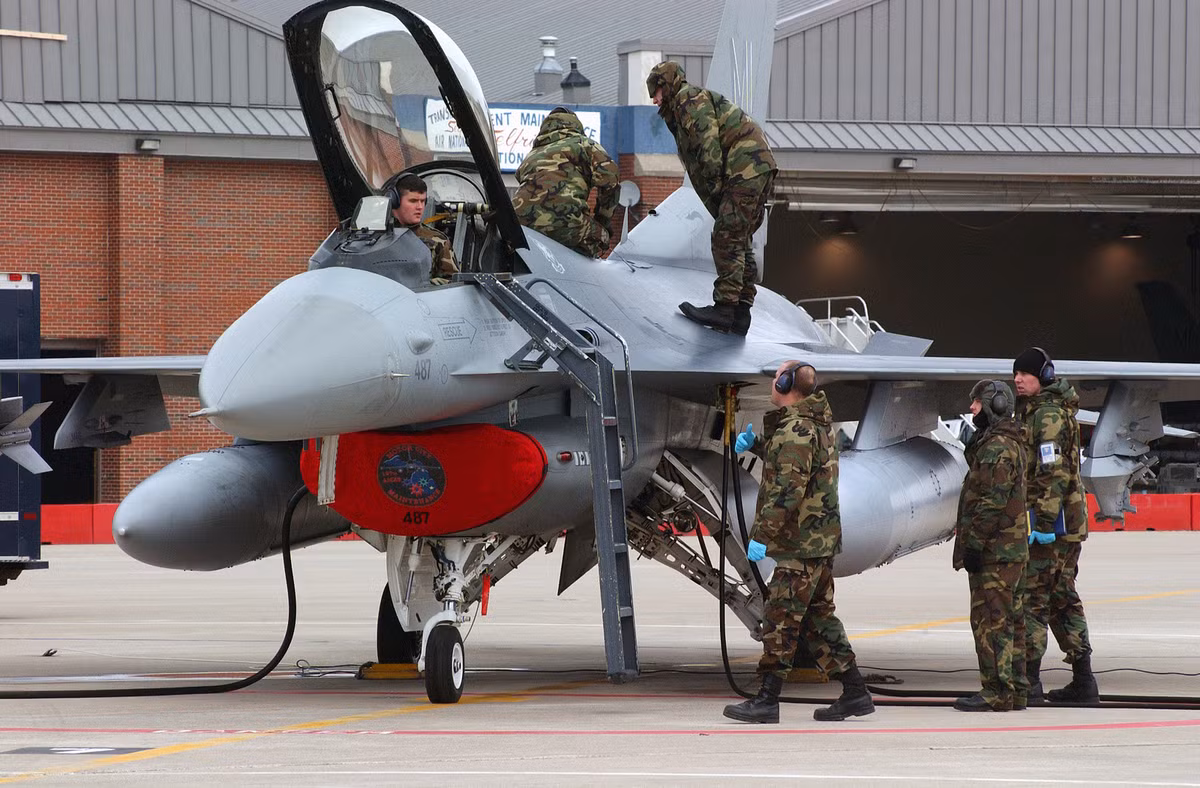 Tiếp theo là nguồn cung cấp tiêu hao, bao gồm vũ khí, đạn dược và các nguồn cung cấp khác. Thứ ba là việc vận hành và bảo trì. Một số máy bay rất “thân thiện” với việc bảo trì, ví dụ như chiến đấu cơ MiG-21. Mặt khác, một số có yêu cầu bảo trì rất cao như F-35 của Mỹ.