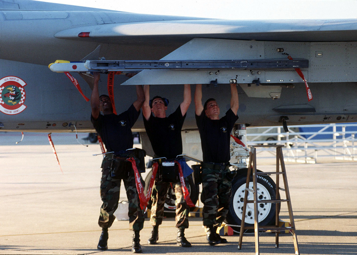 Cuối cùng là phí vốn khấu hao. Theo thời gian, khung máy bay và các hệ thống khác mất giá. Điều này cũng làm tăng chi phí bảo trì để giữ cho những chiếc máy bay có thể hoạt động. Khấu hao của các chuyến bay tuần tra mang tải trọng vũ khí ít khác với giá khấu hao của máy bay mang đầy tải trong chiến đấu.