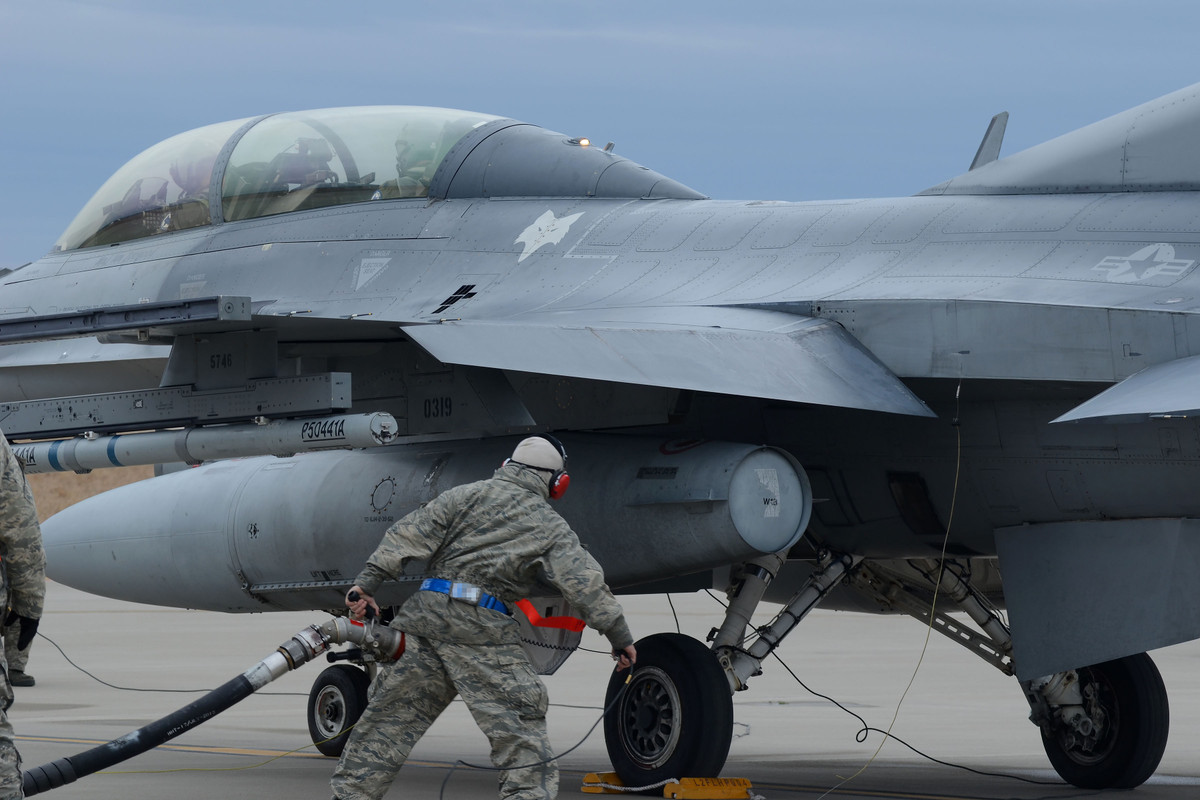 Đầu tiên là nhiên liệu hàng không. Hiệu suất sử dụng nhiên liệu của động cơ là một yếu tố quan trọng. Động cơ của máy bay chiến đấu nói chung được thiết kế để hoạt động bay hiệu quả và có thể tạo ra lực đẩy tối đa. Ngoài ra, máy bay động cơ đôi cũng đắt hơn trong lúc vận hành khi so với máy bay có động cơ đơn.