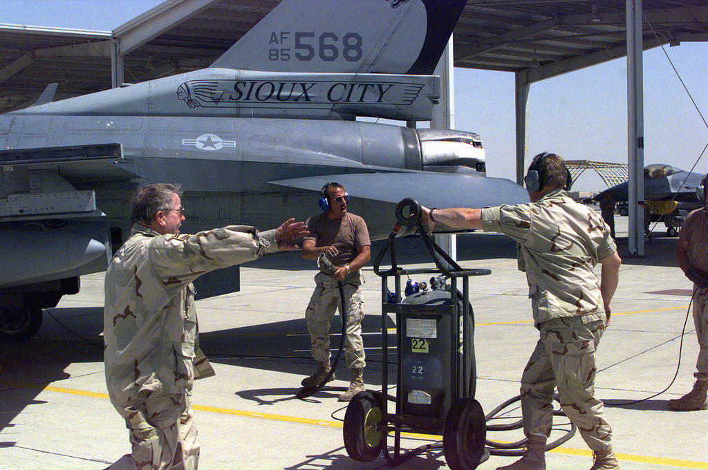 Tiếp theo là nhân lực. Việc cải tiến hay nâng cấp các hệ thống điện tử và điện tử hàng không tiên tiến hơn đòi hỏi nhiều nhân lực hơn. Do đó nó ảnh hưởng không nhỏ đến hiệu quả và tăng chi phí.