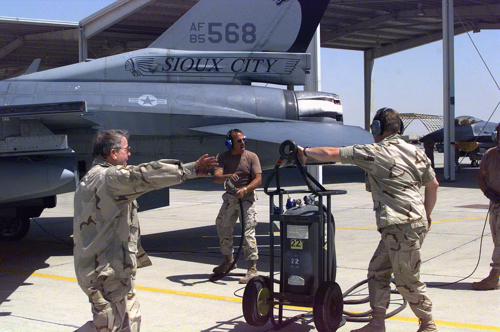 Tiếp theo là nhân lực. Việc cải tiến hay nâng cấp các hệ thống điện tử và điện tử hàng không tiên tiến hơn đòi hỏi nhiều nhân lực hơn. Do đó nó ảnh hưởng không nhỏ đến hiệu quả và tăng chi phí.