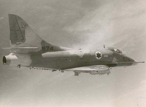 Không phận của cơ sở Shimon Peres Negev bị đóng cửa đối với tất cả các máy bay và khu vực xung quanh nó được bảo vệ nghiêm ngặt và có rào chắn. Trong cuộc Chiến tranh Sáu ngày năm 1967, một tên lửa của Israel đã bắn hạ một máy bay chiến đấu Dassault Ouragan của chính Không quân nước này khi nó vô tình bay ngang qua Shimon Peres Negev.