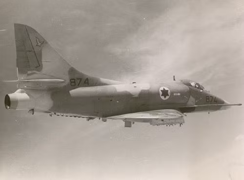 Không phận của cơ sở Shimon Peres Negev bị đóng cửa đối với tất cả các máy bay và khu vực xung quanh nó được bảo vệ nghiêm ngặt và có rào chắn. Trong cuộc Chiến tranh Sáu ngày năm 1967, một tên lửa của Israel đã bắn hạ một máy bay chiến đấu Dassault Ouragan của chính Không quân nước này khi nó vô tình bay ngang qua Shimon Peres Negev.