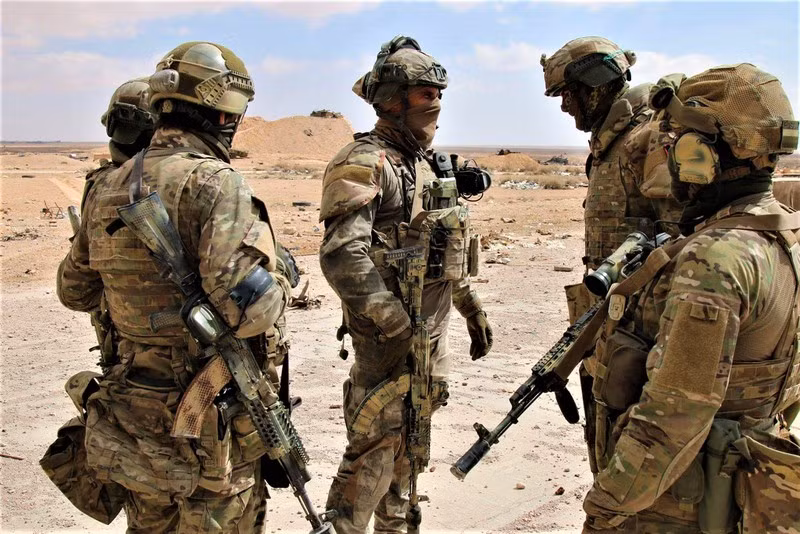 Tiếp theo là các đơn vị mặt đất, việc sử dụng lực lượng mặt đất ở Syria là vô cùng hạn chế. Ban đầu, các đơn vị mặt đất thậm chí còn không được sử dụng ở Syria. Bản thân quan điểm về chiến dịch của giới lãnh đạo quân sự Nga đã không cơ cấu lực lượng này.