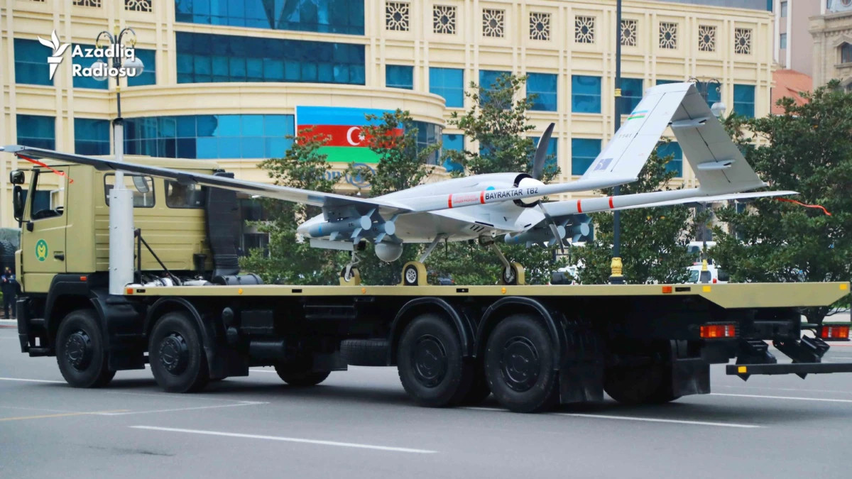 Đầu tiên là đòn sát thủ mang tên phi cơ không người lái (UAV). Có thể nói, UAV đã tạo bước ngoặt cho thế đối đầu quân sự ở Nagorno-Karabakh. Hay nói cách khác, UAV là nhân tố “thay đổi cuộc chơi” ở đây. Lợi thế UAV hoàn toàn nghiêng về Azerbaijan, kéo theo lợi thế của Azerbaijan trên mặt đất.