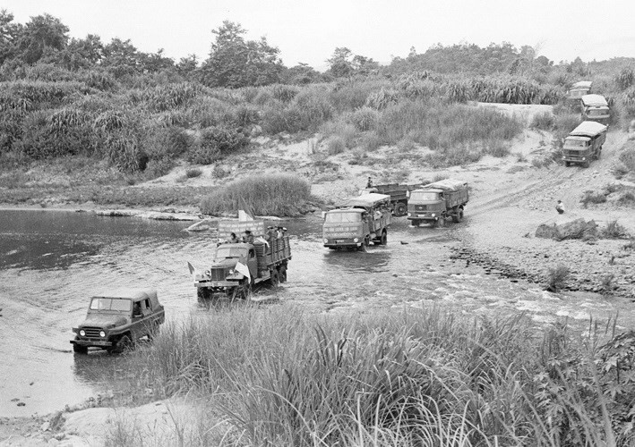 Ở Việt Nam, hệ thống đường Đường Trường Sơn được đặt theo tên của dãy Trường Sơn – dãy núi chạy dọc miền Trung Việt Nam, nơi hệ thống này đi qua. Sau này, con đường còn có thêm tên gọi là Đường mòn Hồ Chí Minh.