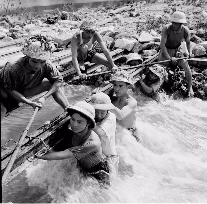 Cho đến ngày 30/4/1975, đường Trường Sơn đã hoạt động gần 6.000 ngày đêm. Các lực lượng công binh, thanh niên xung phong, dân công hỏa tuyến Trường Sơn gồm khoảng 120.000 người đã làm nên mạng đường liên hoàn, vững chắc.