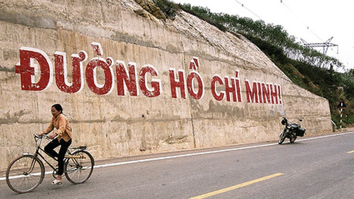 Sau ngày thống nhất, đường Trường Sơn của những năm chiến tranh mang một trọng trách mới đó là phục vụ nhu cầu phát triển kinh tế - xã hội, an ninh quốc phòng... của thời bình. Tháng 8/1998, Bộ Chính trị Ban Chấp hành Trung ương Đảng Cộng sản Việt Nam chính thức đổi tên công trình thành Đường Hồ Chí Minh. Nguồn ảnh: TL.