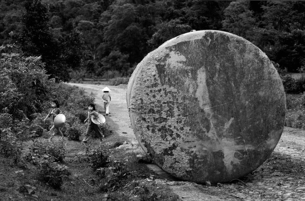 Từ năm 1965 đến năm 1972, trong các chiến dịch ném bom Mỹ đã huy động khoảng 733.000 chuyến máy bay (có 26.539 lần dùng B-52 rải thảm), đánh phá khoảng 152.000 trận; ném xuống các tuyến đường Trường Sơn gần 4 triệu tấn bom đạn và gần 1 triệu ga-lông chất độc hoá học (1 ga-lông = 4,4 lít hàng khô và 3,78 lít hàng lỏng).