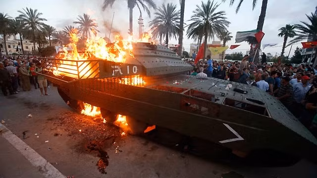 Điểm yếu này càng dễ nhận thấy khi đặt trước các loại đạn nổ lõm hiện đại và đạn APFSDS sử dụng thanh xuyên. Đạn thanh xuyên không chỉ có sức xuyên rất lớn, nó còn ít chịu tác động bởi giáp nghiêng.