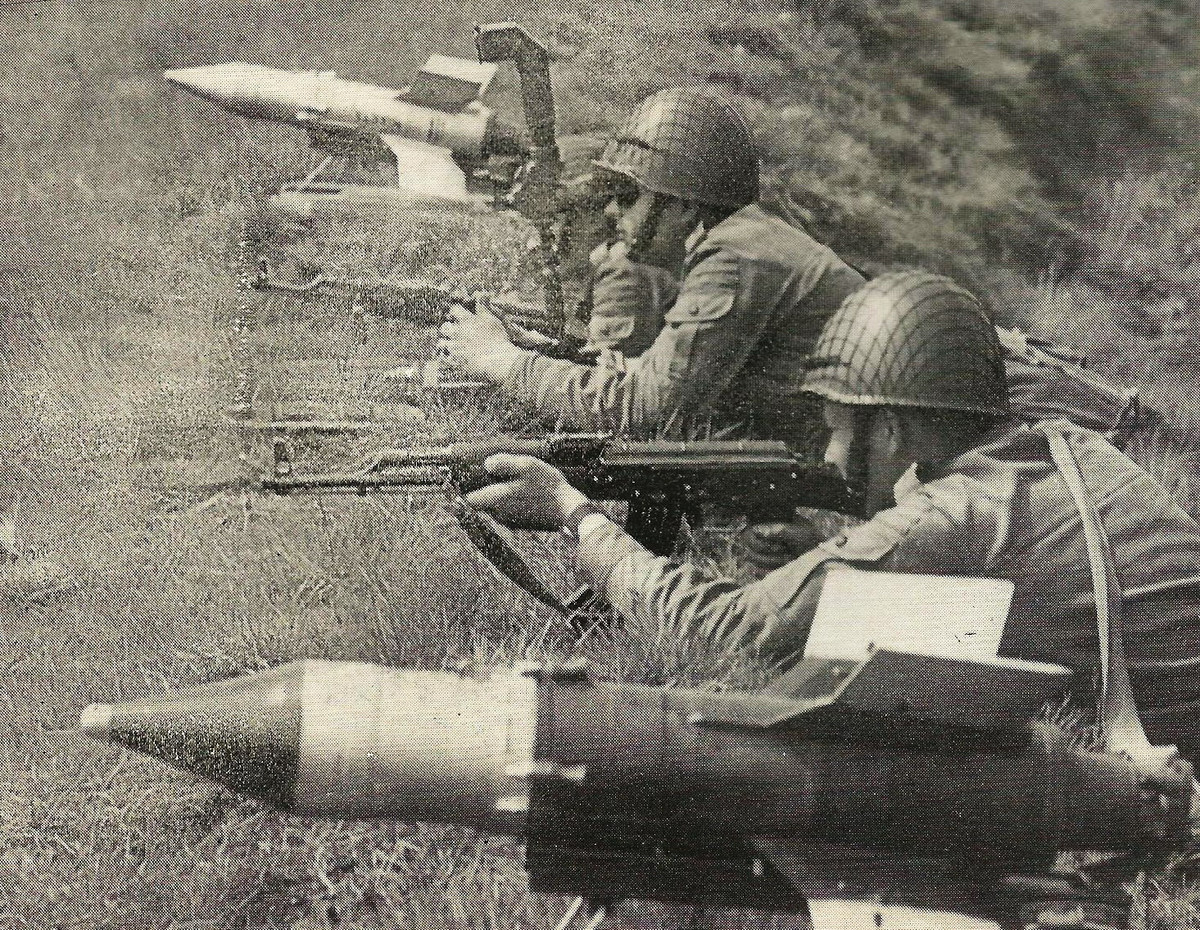 APFSDS trong thời điểm đó vẫn sử dụng các lõi nhiên liệu Vonframe làm vật xuyên, chưa có các thanh xuyên hiện đại, chưa có các loại đầu xuyên được tiện chính xác cao. Nói cách khác, đạn động năng vẫn chưa có hiệu quả cao như đạn hiện đại.