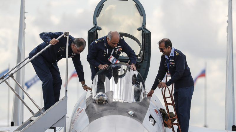 Lo sợ Nga đến trước, Anh cuống cuồng tìm kiếm máy bay gặp nạn - Hình 12 Lo so Nga den truoc, Anh cuong cuong tim kiem may bay gap nan-Hinh-12