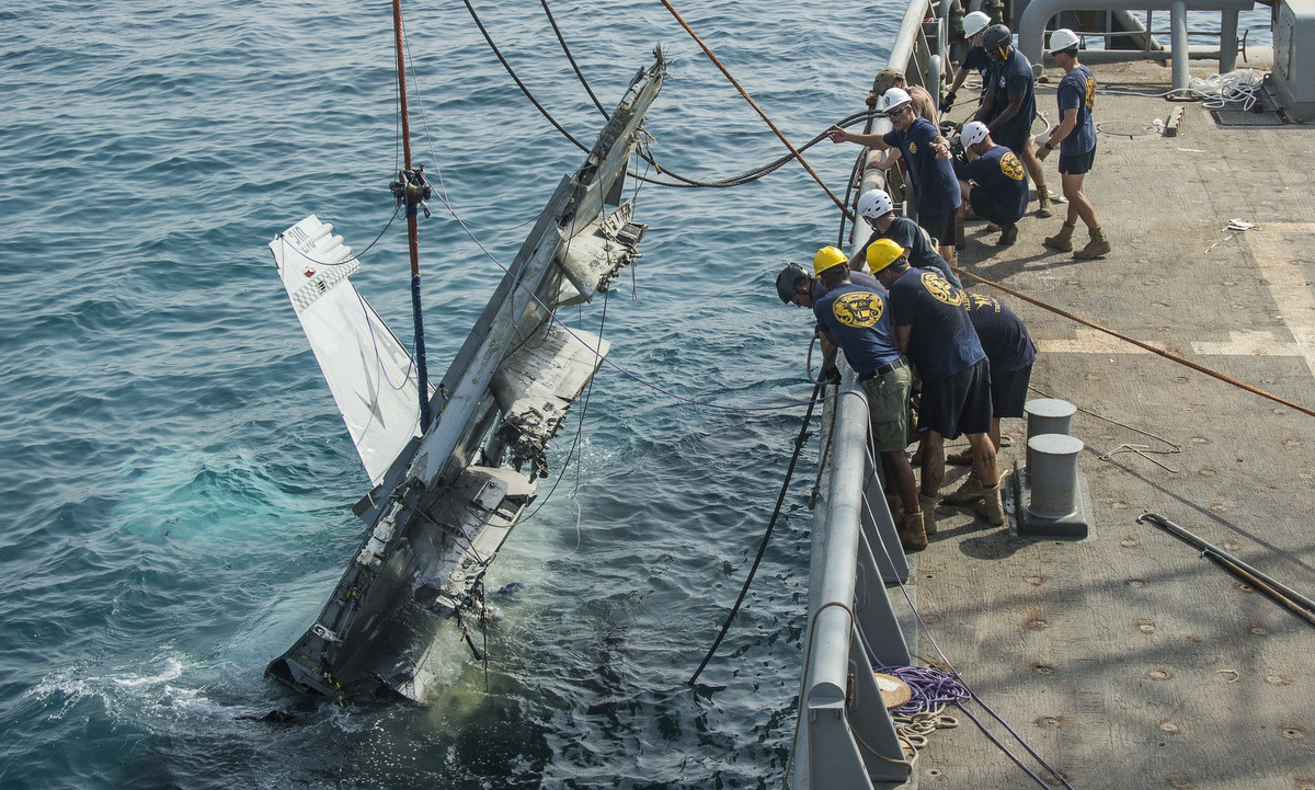 Lo sợ Nga đến trước, Anh cuống cuồng tìm kiếm máy bay gặp nạn - Hình 13 Lo so Nga den truoc, Anh cuong cuong tim kiem may bay gap nan-Hinh-13