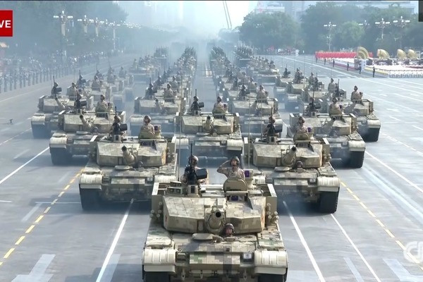 Cơ quan Tình báo Quốc phòng Mỹ (DIA) nhận định tốc độ phát triển công nghệ vũ khí của Trung Quốc đang tăng nhanh, trong khi của Nga lại bị cản trở bởi nhiều yếu tố. Tuy nhiên, cả hai quốc gia trên đều là những đối thủ chính của Mỹ về vũ khí công nghệ cao trong 20 năm tới.