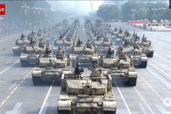 Cơ quan Tình báo Quốc phòng Mỹ (DIA) nhận định tốc độ phát triển công nghệ vũ khí của Trung Quốc đang tăng nhanh, trong khi của Nga lại bị cản trở bởi nhiều yếu tố. Tuy nhiên, cả hai quốc gia trên đều là những đối thủ chính của Mỹ về vũ khí công nghệ cao trong 20 năm tới.