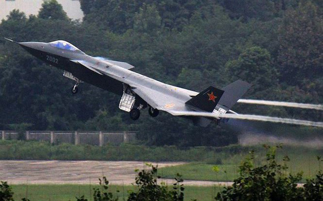 Để nhấn mạnh bước tiến của Trung Quốc, DIA lưu ý Trung Quốc đã triển khai máy bay chiến đấu tàng hình J-20 mới đến khu vực biên giới với Ấn Độ trong thời gian căng thẳng gần đây giữa hai nước.