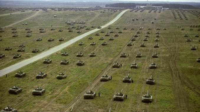 Mặt khác, Nga cũng có một tổ hợp công nghiệp-quân sự “khổng lồ”, đã áp dụng chiến lược nhắm mục tiêu vào các công nghệ quân sự để đối sánh, chống lại hoặc bù đắp những lợi thế của Mỹ và của một số đối thủ khác, thay vì theo đuổi những nỗ lực tiên phong của riêng mình.