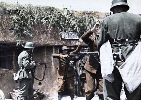 Lấy 1 vài ví dụ về lịch sử chiến tranh, Pháp thua vào năm 1940 vì họ cho rằng Thế chiến II sẽ diễn ra trong chiến hào giống như Thế chiến I. Israel gần như thua vào năm 1973 vì họ cho rằng quân đội Ả Rập sẽ sụp đổ như họ đã làm vào năm 1967.