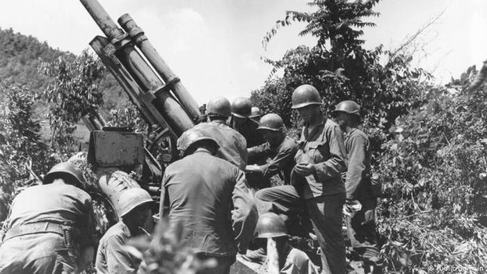 Sau đó, vào tháng 11/1950 đã có 300.000 “Quân tình nguyện” Trung Quốc đã tràn sang và đẩy quân đội Liên Hợp Quốc ở Triều Tiên xuống phía nam. Sau đó, vào mùa xuân năm 1951, người Mỹ đã tung ra một loạt các cuộc tấn công hỏa lực đánh lui hiệu quả các lực lượng của Triều Tiên, Trung quốc và Không quân Liên Xô trên khắp Vĩ tuyến 38.