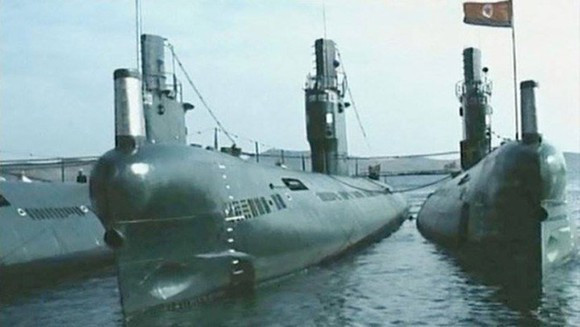 Còn nếu Mỹ muốn tiến hành một cuộc đổ bộ kiểu Inchon như năm 1950 để phá vỡ thế bế tắc dọc theo giới tuyến DMZ, thì sẽ phải đối mặt với các vũ khí phòng thủ nguy hiểm của Triều Tiên như tàu ngầm, mìn và tên lửa chống hạm.