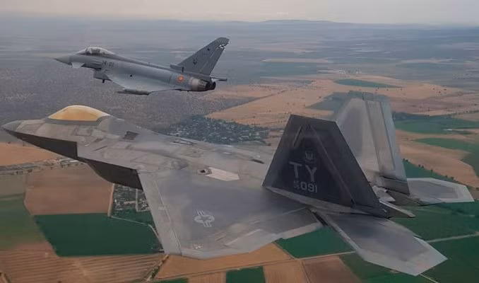 Tám lần trong trận chiến kéo dài hai tuần ở Alaska, từng chiếc Typhoon của Đức đã bay chống lại những chiếc F-22 đơn lẻ trong các bài diễn tập máy bay chiến đấu cơ bản nhằm mô phỏng các trận không chiến tầm gần.