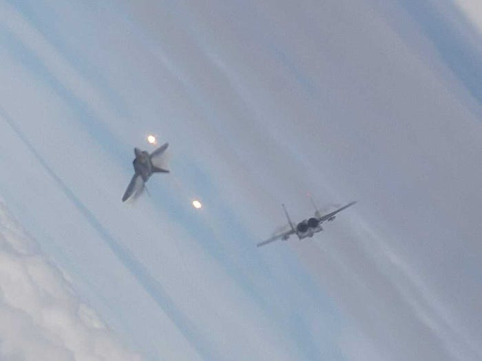 Nhưng một video được đăng bởi một trang web của Pháp đã chứng minh rằng người Mỹ đã nói dối hoặc ít nhất là không chính xác. Đoạn video từ camera của Rafale cho thấy rõ ràng chiếc máy bay Pháp đang di chuyển vào vị trí thuận lợi, để phóng tên lửa Mica dẫn đường bằng tia hồng ngoại nhằm vào một chiếc F-22 đang cố gắng bỏ chạy.