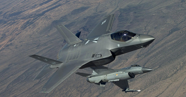 Trước đó, trong cuộc tập trận không quân lớn đầu tiên của F-22 Raptor vào năm 2006, một chiếc F-16 rất có thể có từ những năm 1980 của Không quân Mỹ cũng đã hạ gục được một chiếc F-22.