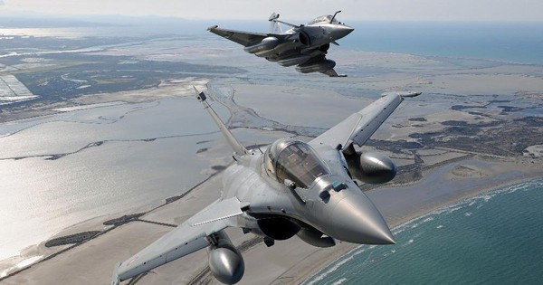 Chiến thắng của Pháp trước F-22 diễn ra vào tháng 11/2009. Một phi đội F-22 từ Phi đội máy bay tiêm kích số 1 của Không quân Mỹ ở Virginia, đã bay đến Al Dhafra thuộc UAE để huấn luyện với các máy bay chiến đấu Rafale của không quân Pháp và máy bay phản lực Typhoon từ Lực lượng Không quân Hoàng gia Anh.