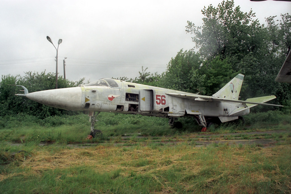 Đồng thời, một phần đáng kể Su-24 bị đưa đi tái chế (hiện vẫn chưa rõ số lượng chính xác), chỉ có một chiếc Su-24 được bán ra nước ngoài (cho Estonia để trưng bày trong bảo tàng). Ngoài ra, Kiev cũng loại bỏ 4 chiếc Su-25UTG huấn luyện chiến đấu trên tàu sân bay rõ ràng là không cần thiết (hai chiếc được bán cho Nga, một chiếc cho Mỹ và Trung Quốc).