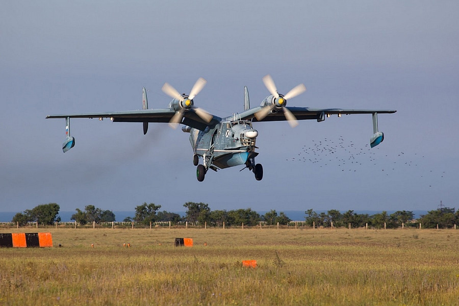 Ở Crimea, hiện có 9 chiếc MiG-29, 3 chiếc L-39, 1 chiếc An-72, 2 chiếc Be-12, cũng như một số chiếc Mi-8. Chỉ có 5 chiếc Mi-8 bị tịch thu và chuyển giao cho Bộ Nội vụ Crimea, số còn lại được cất giữ tại sân bay Belbek và hoàn toàn không thể sử dụng được nếu không được bảo dưỡng. Tất cả các hệ thống phòng không và hệ thống phòng không của Ukraine cũng vẫn ở Crimea.