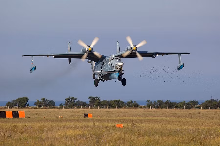 Ở Crimea, hiện có 9 chiếc MiG-29, 3 chiếc L-39, 1 chiếc An-72, 2 chiếc Be-12, cũng như một số chiếc Mi-8. Chỉ có 5 chiếc Mi-8 bị tịch thu và chuyển giao cho Bộ Nội vụ Crimea, số còn lại được cất giữ tại sân bay Belbek và hoàn toàn không thể sử dụng được nếu không được bảo dưỡng. Tất cả các hệ thống phòng không và hệ thống phòng không của Ukraine cũng vẫn ở Crimea.