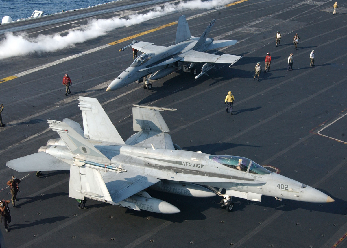 F/A-18 là máy bay chiến đấu quan trọng nhất trên tàu sân bay của Hải quân Mỹ. Tiêm kích hạm F/A-18 cũng từng phục vụ trong lực lượng không quân của một số quốc gia khác.