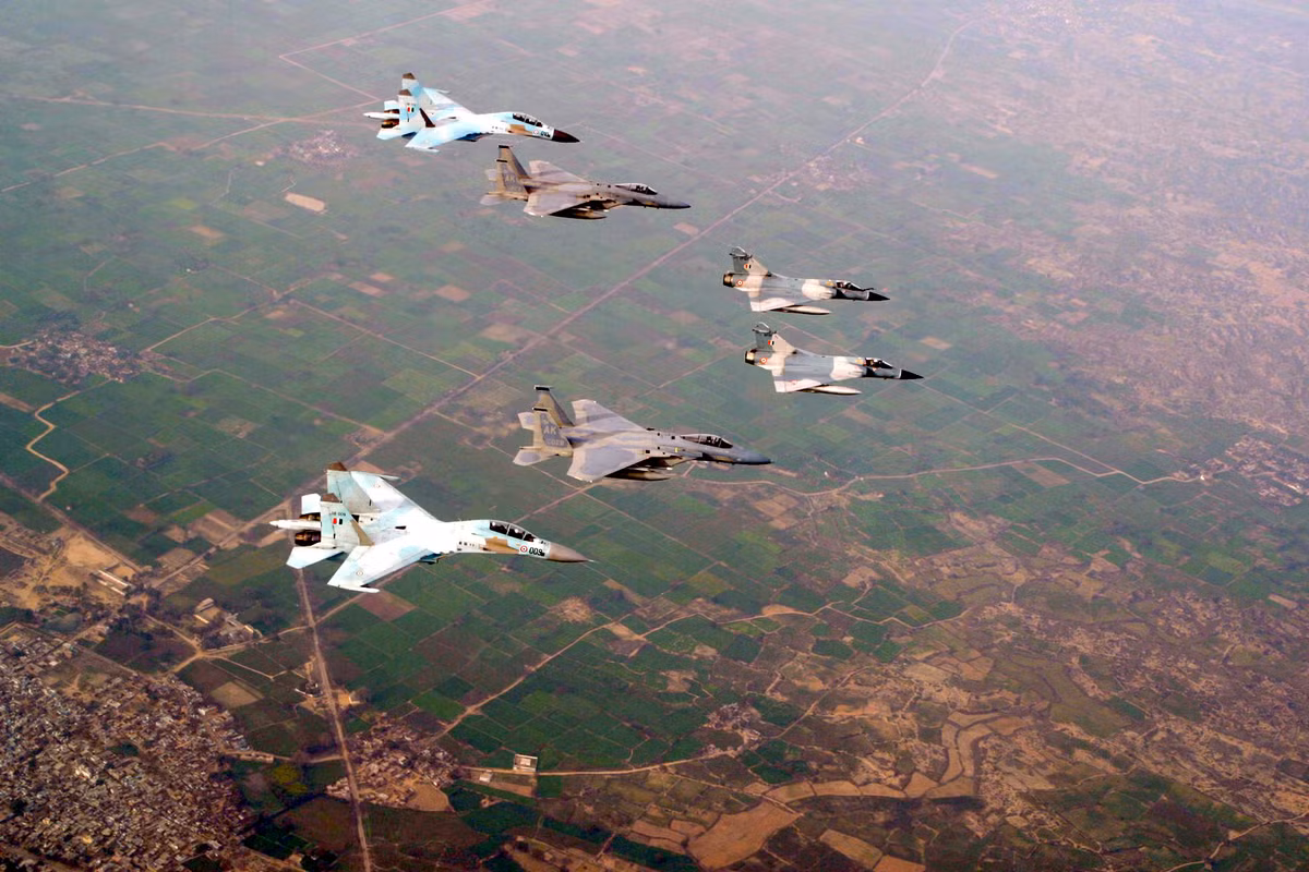 Bảng xếp hạng top 5 máy bay chiến đấu thế hệ 4 được sản xuất nhiều nhất hiện nay, đều đến từ hai quốc gia có nền công nghiệp hàng không quân sự hàng đầu thế giới là Mỹ và Nga. Hãy cùng điểm qua 5 loại máy bay chiến đấu thế hệ thứ 4 được sử dụng rộng rãi nhất trên thế giới hiện nay.