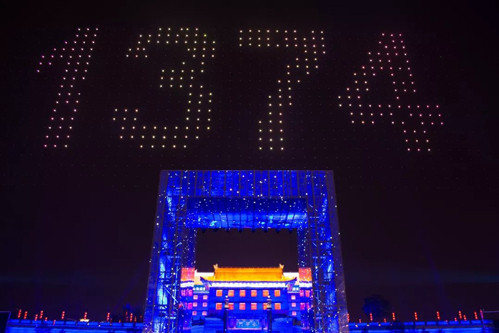 Số 1374 được tạo bởi 1374 chiếc UAV, cũng là 13,74 km - chiều dài của bức tường bao quanh thành Tây An.