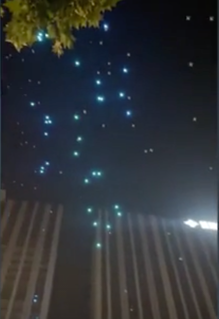 Phía ban tổ chức sau đó đã cho biết hiện chưa rõ nguyên nhân khiến hàng loạt UAV rơi như mưa, khả năng cao là do "lỗi vận hành".