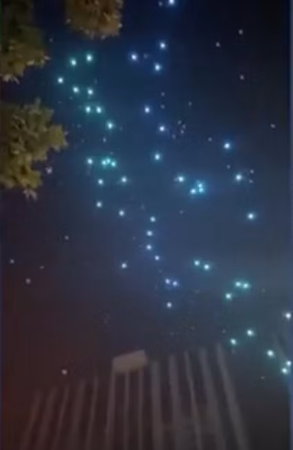 Dailymail mới đây đưa tin, ngày 1/10 vừa qua, tại thành phố Trịnh Châu, tỉnh Hà Nam, Trung Quốc diễn ra màn trình diễn UAV hoành tráng. Có khoảng 5000 người bao gồm cả trẻ em đã có mặt tại quảng trời trung tâm thương mại để thao dõi sự kiện này.