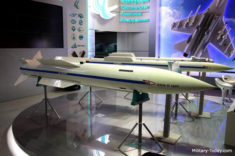 Đồng thời MiG-31 có khả năng bay và vận hành vũ khí ở độ cao rất lớn trong không gian; tốc độ và độ bền rất tốt của máy bay, kết hợp với sức mạnh của tên lửa R-37 có tầm bắn lên tới 400km và đầu đạn nặng 60kg, giúp cho máy bay có khả năng chiến đấu cao trong chiến đấu ngoài tầm nhìn, đây cũng là vai trò mà MiG-31 được thiết kế.