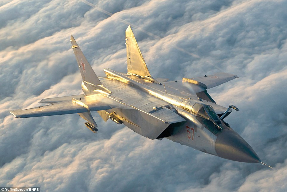 Khi được đưa vào hoạt động, MiG-31 chỉ được đánh giá cao như một máy bay đánh chặn được chế tạo cho không chiến, nhưng một loạt các nâng cấp mới khác nhau từ tên lửa chống vệ tinh và tên lửa đạn đạo cho đến tên lửa hành trình và bây giờ là một thế hệ tên lửa dẫn đường hồng ngoại rất mạnh mới, đã biến MiG-31 trở thành một máy bay rất linh hoạt và có thể là hiện đại nhất trong biên chế của Nga. Nguồn ảnh: Ydex.