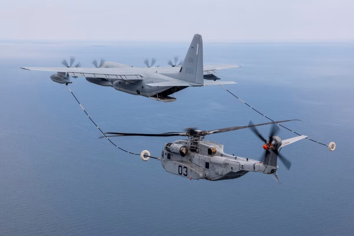 KC-130 có sức chứa nhiên liệu là 27.215kg. Khi cần thêm nhiên liệu, máy bay có thể giảm tải thêm 11.064 kg nhiên liệu từ thân máy bay để hỗ trợ máy bay khác. Hệ thống này cũng hoạt động mà không cần thùng chứa thân máy bay, do đó, khoang hàng hóa có thể được sử dụng để chở hàng trong cùng một nhiệm vụ, mang lại cho máy bay sự linh hoạt hơn nữa.