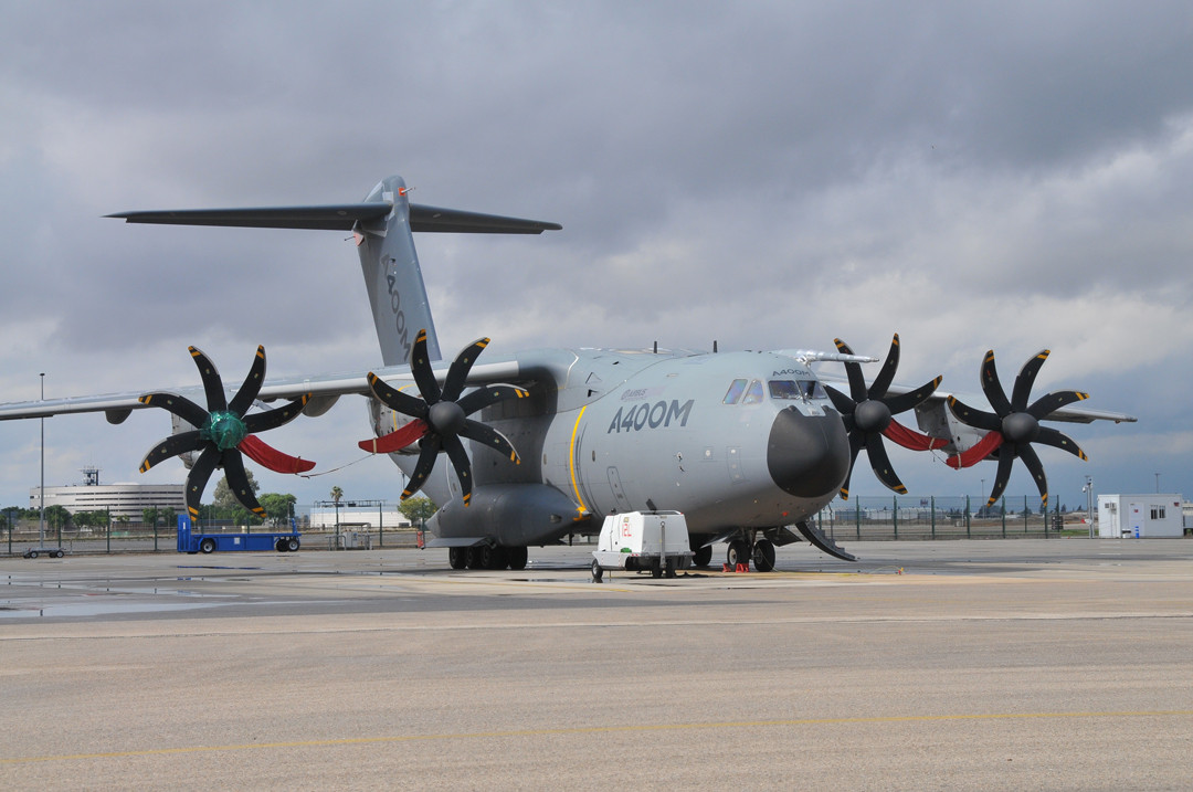 Thứ nhất là Không quân Hoàng Gia Malaysia, hiện lực lượng này đang sử dụng 4 chiếc Airbus A400M Atlas và 4 chiếc KC-130H. Airbus A400M Atlas có thể sử dụng cho nhiều mục đích như tiếp nhiên liệu, vận chuyển trang thiết bị quân sự như máy bay trực thăng, xe thiết giáp,…