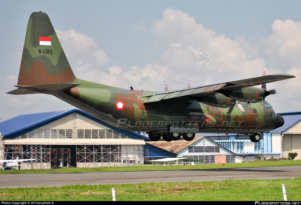 Và cuối cùng là Không quân Indonesia, hiện đang sử dụng 1 chiếc KC-130B. Hiện Bộ Tài chính Indonesia đã chấp thuận cho nước này vay mượn nước ngoài 700 triệu USD để mua 2 máy bay tiếp nhiên liệu trên không A400M cho Không quân nước này.