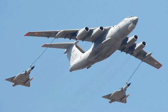  Tiếp nhiên liệu trên không hay tiếp nhiên liệu không đối không là quá trình trao đổi nhiên liệu giữa các phi cơ quân sự trong quá trình chiếu đấu và làm nhiệm vụ. Cụ thể, khi một máy bay chiến đấu hết nhiên liệu, một máy bay khác sẽ được điều động đến hỗ trợ, trực tiếp nạp nhiên liệu cho máy bay chiến đấu ở trên không.