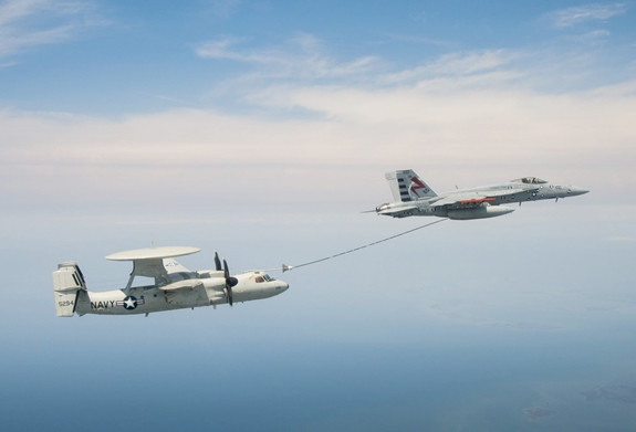 Phương pháp tiếp nhiên liệu trên không cho phép các máy bay làm nhiệm vụ duy trì thời gian trên không, đồng thời giảm bớt lượng nhiên liệu mang theo để tăng tải trọng của máy bay. Phương pháp này chỉ được áp dụng với máy bay quân sự và những chuyến bay dài, từ 3.000 hải lý (5.600km) trở lên.