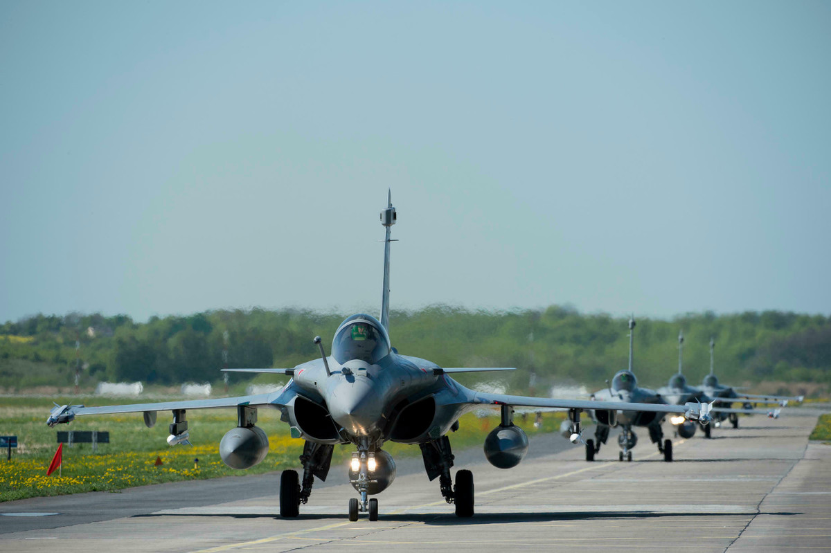 Bộ trưởng Quốc phòng Pháp chia sẻ cảm xúc vui mừng vì Không quân Ấn Độ hài lòng với máy bay Rafale của Pháp và bà Parly rất tự hào rằng mặc dù chịu ảnh hưởng lớn vì đại dịch Covid-19, nhưng 36 chiếc máy bay Rafale vẫn được giao đúng thời hạn theo hợp đồng.